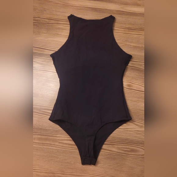 SKIMS Fits Everybody High Neck Bodysuit In Onyx - Picture 8 of 8